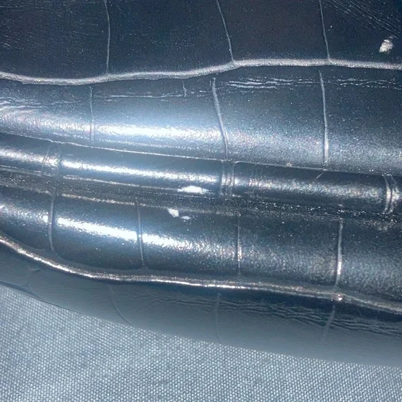 Yves Saint Laurent Black Croc-Embossed Shoulder Bag - Picture 6 of 10